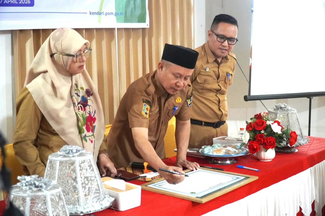 Konawe Perkuat Pengawasan Pangan Melalui Advokasi Lintas Sektor 10 Penandatanganan komitmen bersama oleh seluruh pihak yang terlibat disaksikan Asisten III Sekretariat Daerah Konawe, Mudarman Pagala