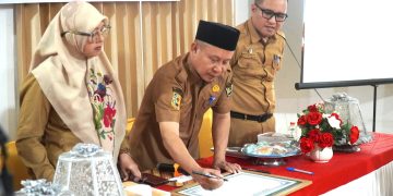 Penandatanganan komitmen bersama oleh seluruh pihak yang terlibat disaksikan Asisten III Sekretariat Daerah Konawe, Mudarman Pagala