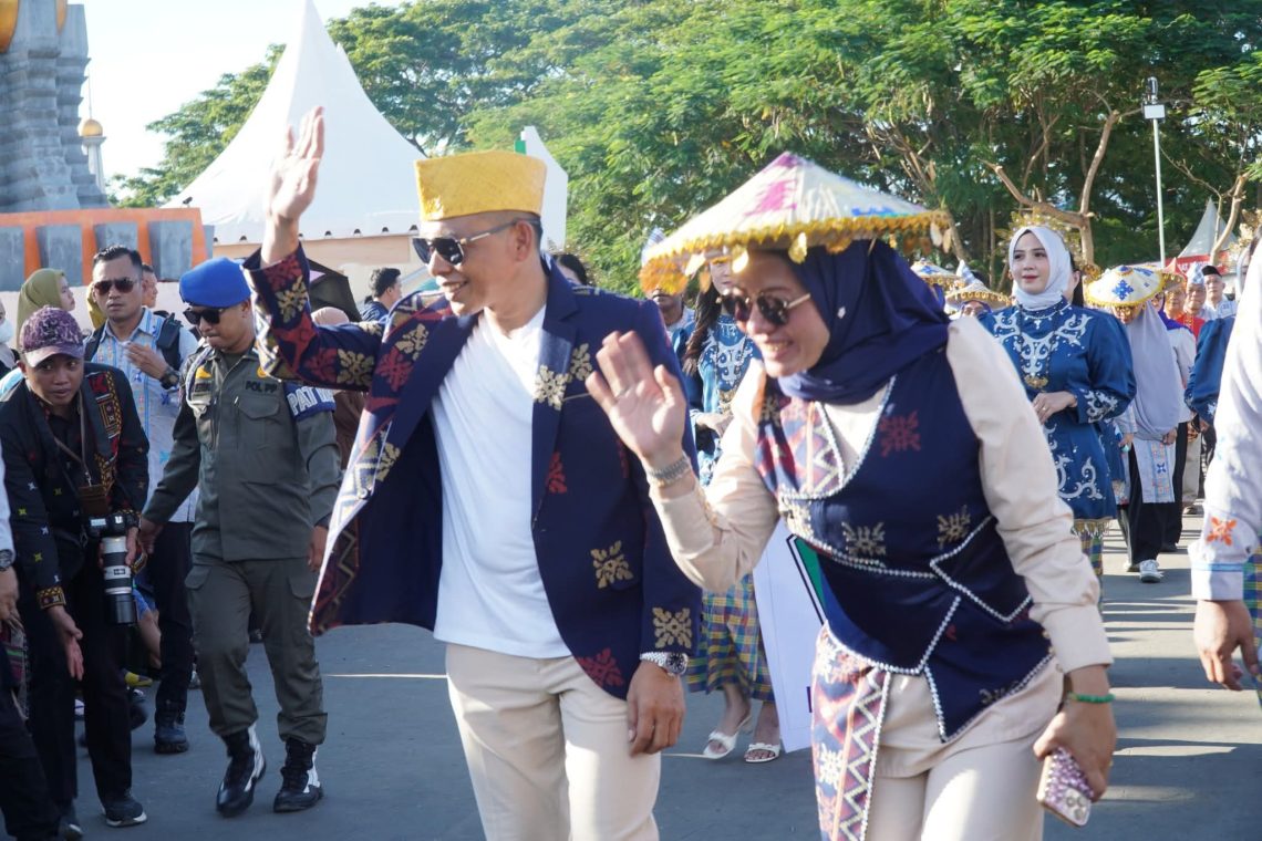 Bupati Konawe mengikuti pawai budaya di HUT Sultra
