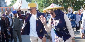 Bupati Konawe mengikuti pawai budaya di HUT Sultra