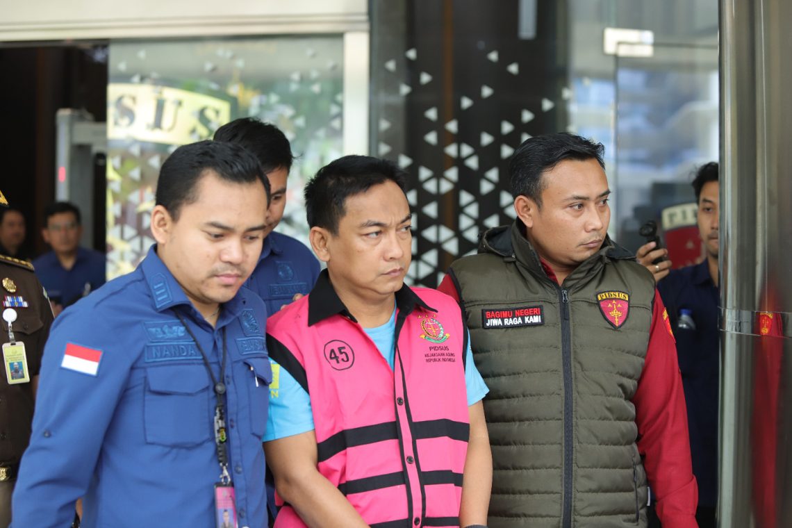 Kepala Ombudsman saat ditahan penyidik Kejagung RI setelah ditetapkan tersangka korupsi tambang Sultra