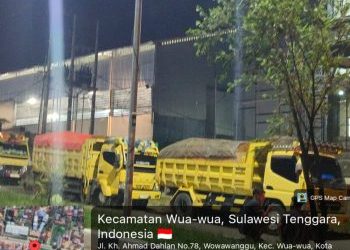 Kendaraan milik ST Nikel saat hauling melintasi Kendari, terlihat setiap kendaraan diduga Over Dimension Over Load (ODOL)