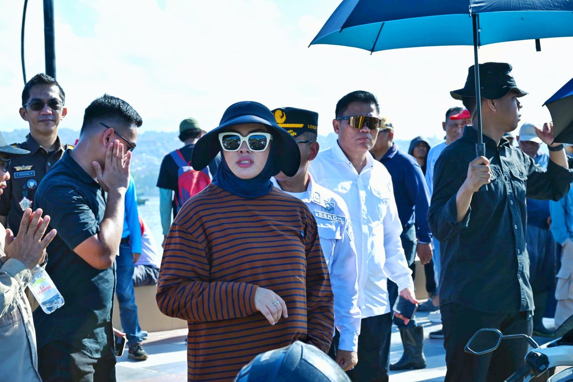 Wali Kota Kendari saat memimpin langsung pembersihan bangkai kapal di Teluk Kendari menjelang UCLG ASPAC