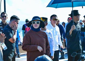 Wali Kota Kendari saat memimpin langsung pembersihan bangkai kapal di Teluk Kendari menjelang UCLG ASPAC