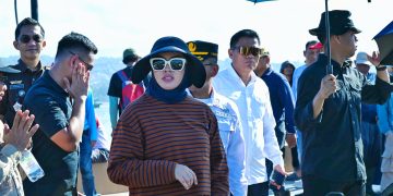 Wali Kota Kendari saat memimpin langsung pembersihan bangkai kapal di Teluk Kendari menjelang UCLG ASPAC