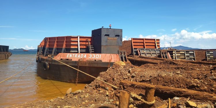 Salah satu tongkang yang sementara memuat ore, sementara PT KKU diduga belum mengantongi RKAB 2026