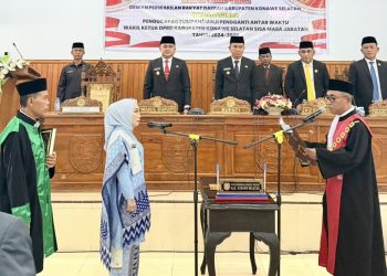 Yuliati saat dilantik sebagai Wakil Ketua I DPRD Konsel menggantikan Ronald Rante Alang