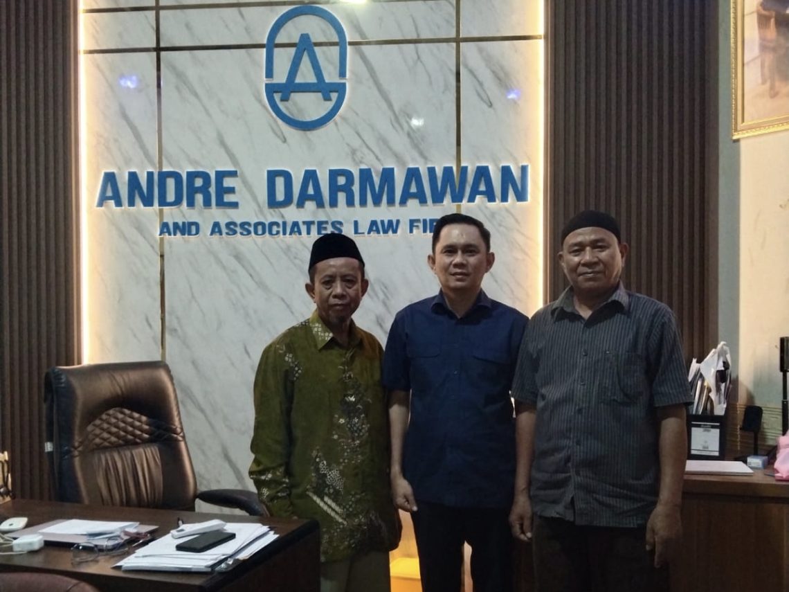 Pertahankan Tanah Warisan di Tengah Ekspansi Tambang, Lansia di Konawe Jadi Tersangka 10 Kuasa hukum Andri Darmawan bersama dua Lansia yang jadi tersangka akibat pertahankan tanah warisan