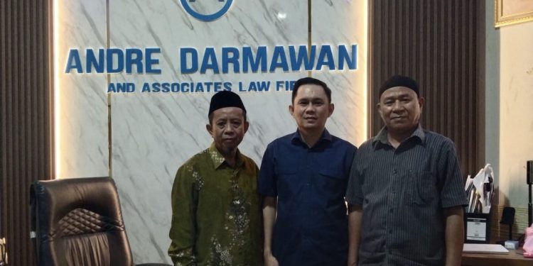 Kuasa hukum Andri Darmawan bersama dua Lansia yang jadi tersangka akibat pertahankan tanah warisan