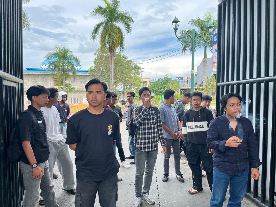 BASMI Sultra Desak Satgas PKH dan Kejati, Usut Dugaan Perambahan Hutan PT TPM 10 BASMI Sultra saat aksi di Kantor Kejati Sultra terkait dugaan perambahan hutan PT TPM