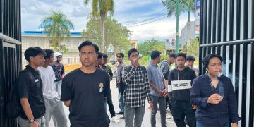 BASMI Sultra saat aksi di Kantor Kejati Sultra terkait dugaan perambahan hutan PT TPM