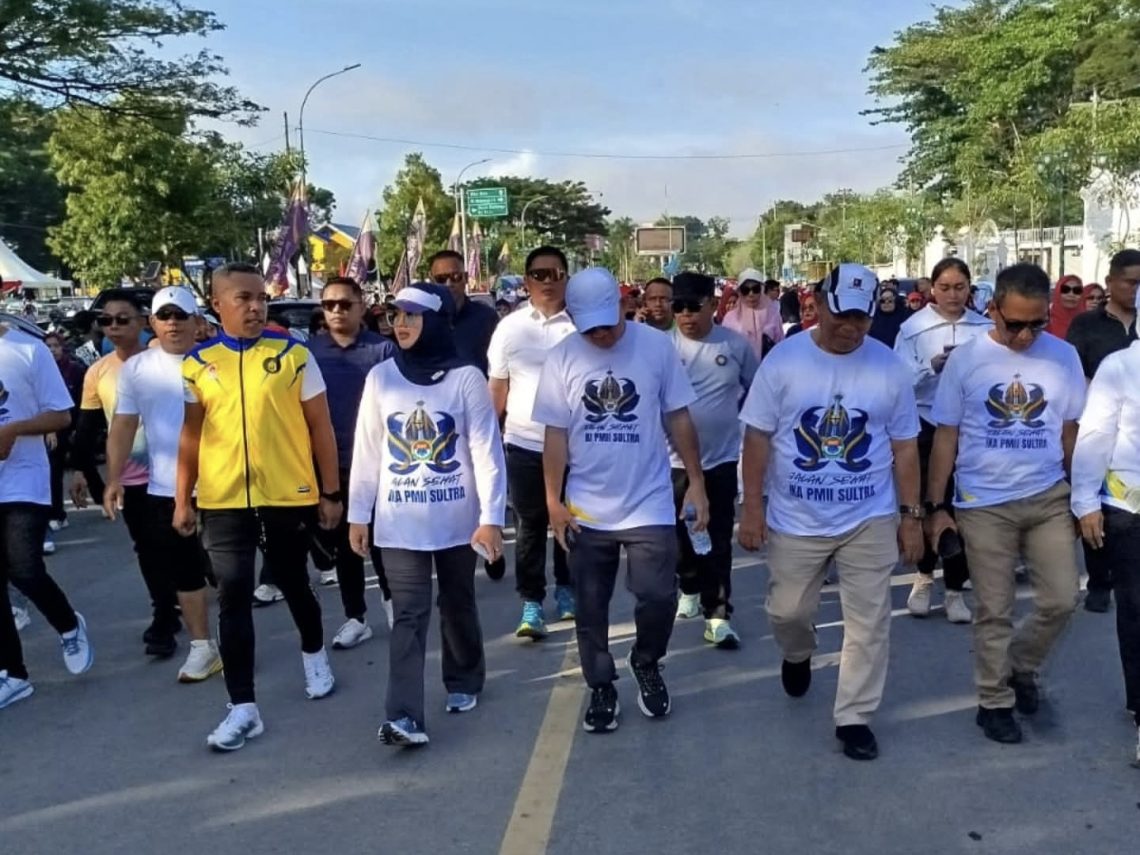 Wali Kota Kendari Lepas Jalan Sehat IKA PMII, Gaungkan Kepedulian Lingkungan 10 Jalan sehat IKA PMII yang dilepas langsjng Wali Kota Kendari, Siska Karina Imran