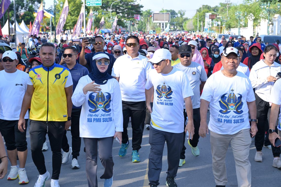 Wali Kota Kendari Lepas Jalan Sehat IKA PMII, Gaungkan Kepedulian Lingkungan 10 Wali Kota Kendari, Siska Karina Imran mengikuti jalan sehat IKA PMII