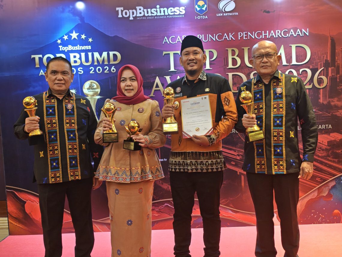 Penerimaan penghargaan TOP BUMD Awards 2026 oleh Wakil Wali Kota Kendari