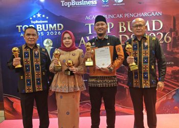 Pemkot Kendari dan BPR Bahteramas Borong Penghargaan di TOP BUMD Awards 2026 11 Penerimaan penghargaan TOP BUMD Awards 2026 oleh Wakil Wali Kota Kendari