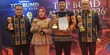 Penerimaan penghargaan TOP BUMD Awards 2026 oleh Wakil Wali Kota Kendari
