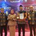 Pemkot Kendari dan BPR Bahteramas Borong Penghargaan di TOP BUMD Awards 2026 16 Penerimaan penghargaan TOP BUMD Awards 2026 oleh Wakil Wali Kota Kendari