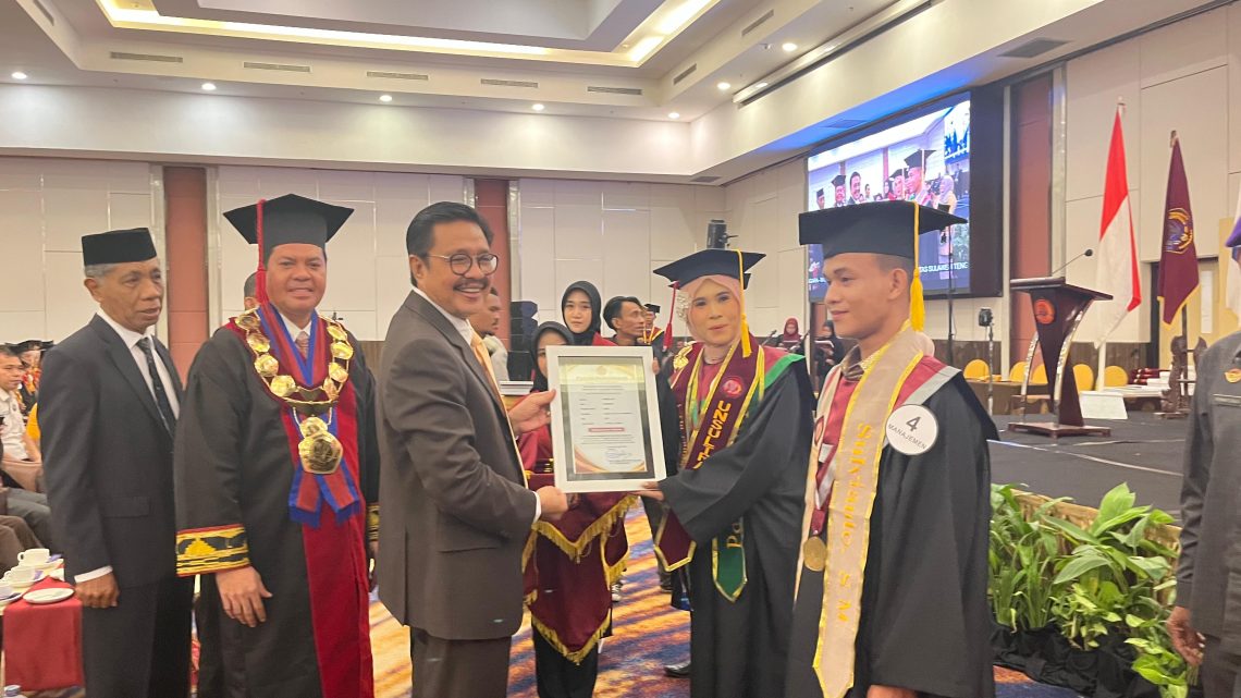 Ketua Pembina Unsultra, Nur Alam saat menghadiri acara wisuda baru-baru ini