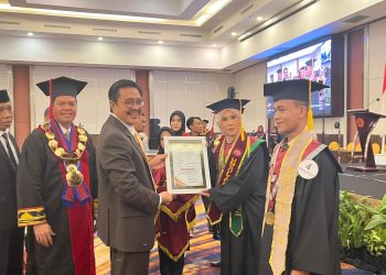 Ketua Pembina Unsultra, Nur Alam saat menghadiri acara wisuda baru-baru ini
