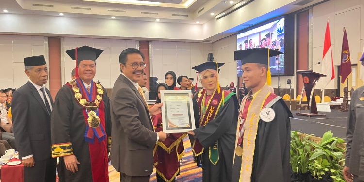 Ketua Pembina Unsultra, Nur Alam saat menghadiri acara wisuda baru-baru ini