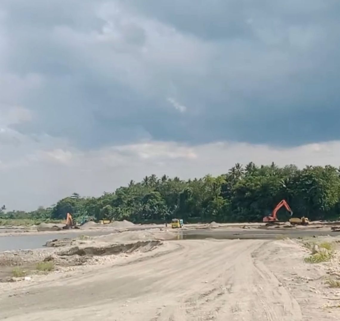 Aktivitas tambang pasir ilegal di Konaweeha, Desa Tuoy, Kecamatan Unaaha, Kabupaten Konawe