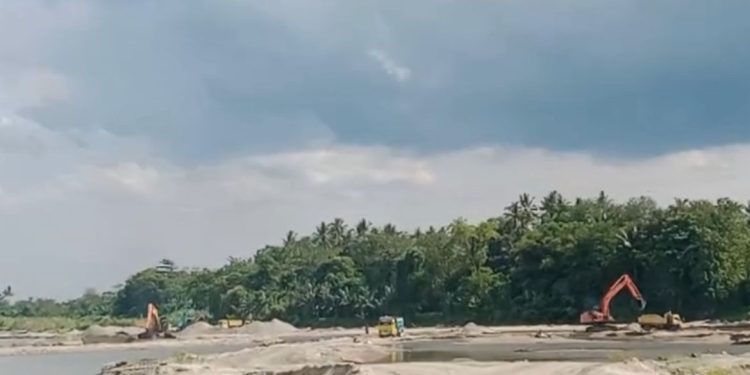 Aktivitas tambang pasir ilegal di Konaweeha, Desa Tuoy, Kecamatan Unaaha, Kabupaten Konawe