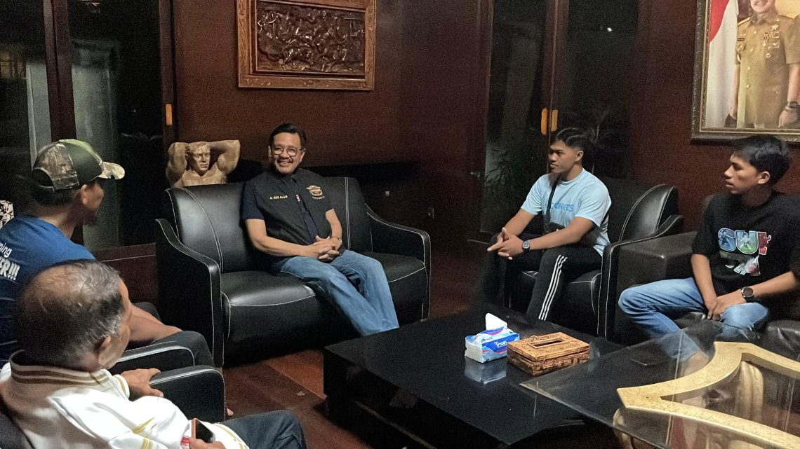 Para atlet Bela Diri PON Sultra saat mengadu ke Nur Alam terkait janji Bonus Gubernur Sultra dan Ketua KONI Sultra yang tak kunjung terealisasi