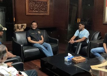 Para atlet Bela Diri PON Sultra saat mengadu ke Nur Alam terkait janji Bonus Gubernur Sultra dan Ketua KONI Sultra yang tak kunjung terealisasi