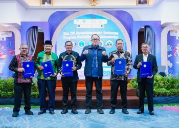 Perwakilan rektor dan pimpinan masing-masing perguruan tinggi, bersama Kepala Perwakilan BI Sultra, Edwin Permadi usai Penandatanganan Kerja Sama (PKS) Bantuan Pendidikan Kebanksentralan