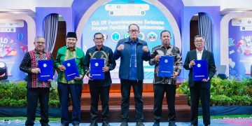 Perwakilan rektor dan pimpinan masing-masing perguruan tinggi, bersama Kepala Perwakilan BI Sultra, Edwin Permadi usai Penandatanganan Kerja Sama (PKS) Bantuan Pendidikan Kebanksentralan