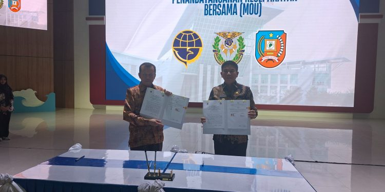Bupati Konsel, Irham Kalenggo saat MoU dengan Kemenhub RI