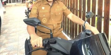 Bupati Konawe Pilih Naik Motor ke Kantor, Langkah Sederhana Untuk Efisiensi Anggaran