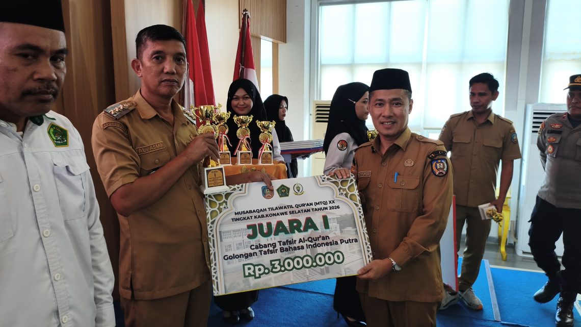 Sekda Konsel saat menyerahkan hadiah juara lomba pada MTQ XX Kabupaten Konsel