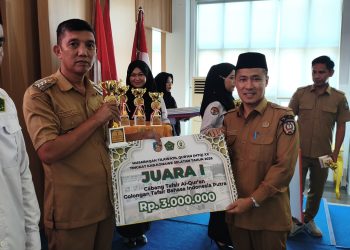 Sekda Konsel saat menyerahkan hadiah juara lomba pada MTQ XX Kabupaten Konsel
