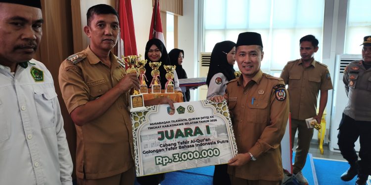 Sekda Konsel saat menyerahkan hadiah juara lomba pada MTQ XX Kabupaten Konsel