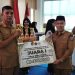 Di Tengah Efisiensi Anggaran, MTQ XX Konsel Sukses Cetak Generasi Qurani 14 Sekda Konsel saat menyerahkan hadiah juara lomba pada MTQ XX Kabupaten Konsel
