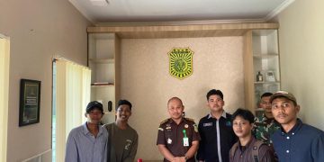 Jangkar saat aksi di Kantor Kejati Sultra