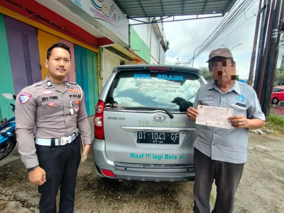 Surat teguran diberikan kepada kursus mengemudi YPA Handayani diserahkan oleh personel Sat Lantas Polresta Kendari