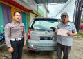 Surat teguran diberikan kepada kursus mengemudi YPA Handayani diserahkan oleh personel Sat Lantas Polresta Kendari
