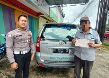 Surat teguran diberikan kepada kursus mengemudi YPA Handayani diserahkan oleh personel Sat Lantas Polresta Kendari