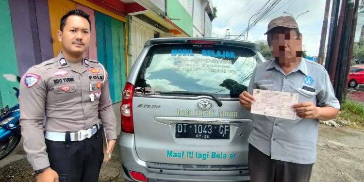 Surat teguran diberikan kepada kursus mengemudi YPA Handayani diserahkan oleh personel Sat Lantas Polresta Kendari