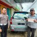 Surat teguran diberikan kepada kursus mengemudi YPA Handayani diserahkan oleh personel Sat Lantas Polresta Kendari