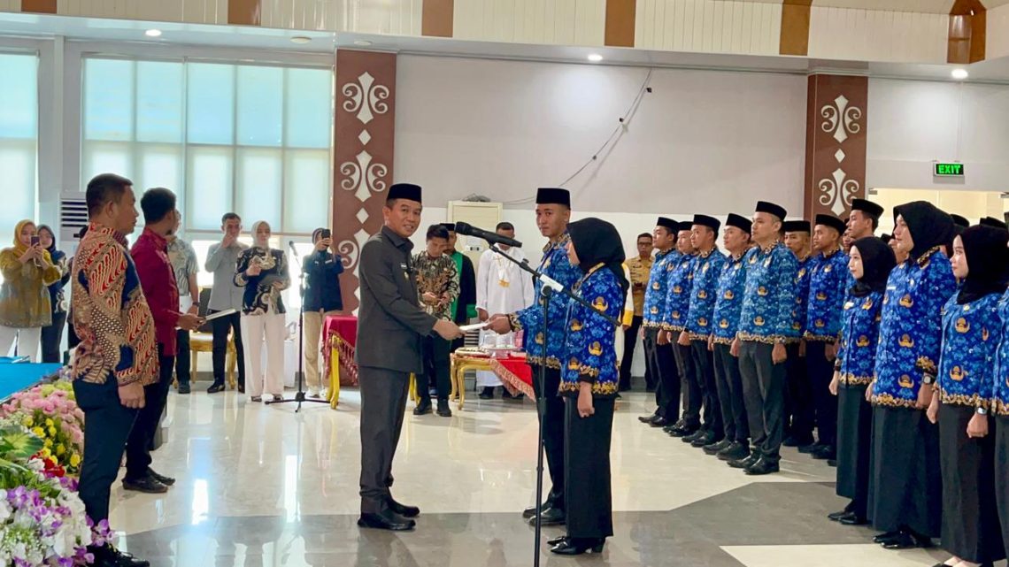 Bupati Konsel saat mengukukuhkan 163 PNS