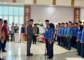 Bupati Konsel saat mengukukuhkan 163 PNS