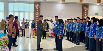 Bupati Konsel saat mengukukuhkan 163 PNS