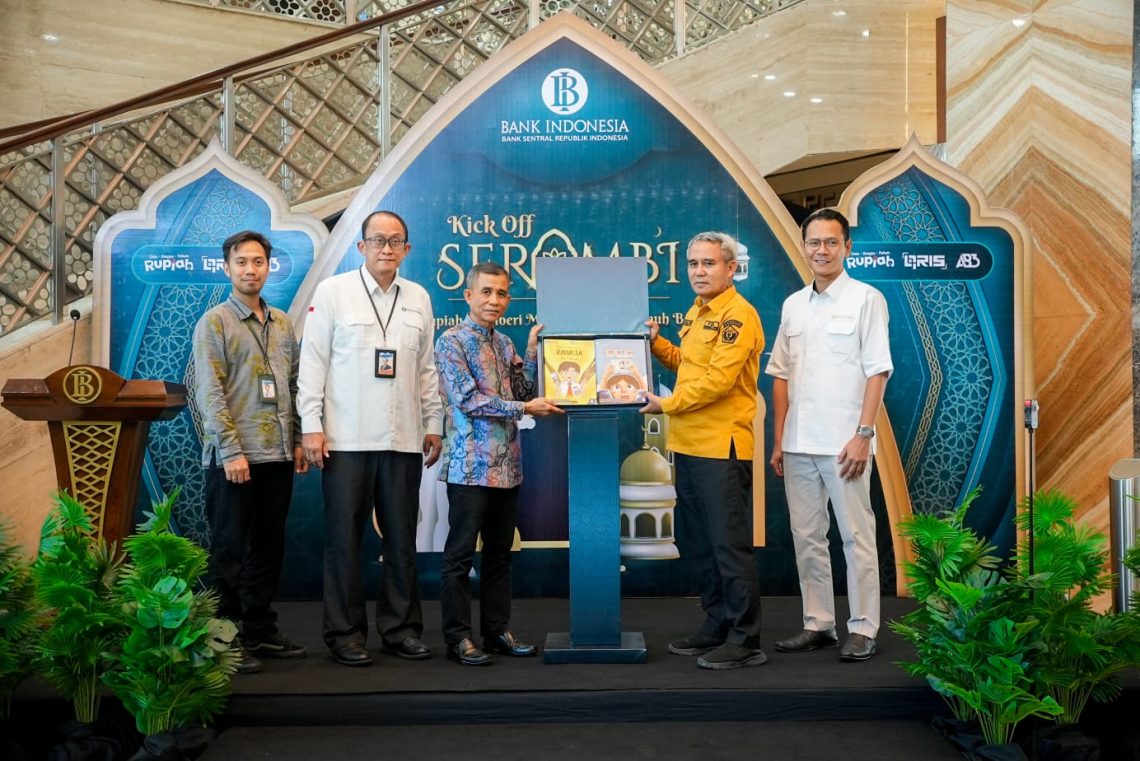 Penyerahan secara simbolis Buku Cerita Anak Dwibahasa Cinta, Bangga, Paham (CBP) Rupiah hasil sinergi antara BI Sultra dan Balai Bahasa Sultra
