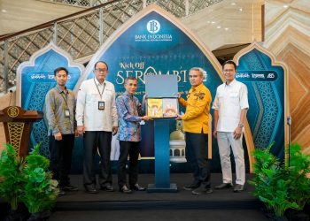 Penyerahan secara simbolis Buku Cerita Anak Dwibahasa Cinta, Bangga, Paham (CBP) Rupiah hasil sinergi antara BI Sultra dan Balai Bahasa Sultra