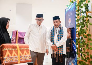 Wagub Sultra, Ir Hugua bersama Kepala KPw BI Sultra, Edwin Permadi mengunjungi salah satu UMKM di Sultra Maimo Sharia Fest 2026