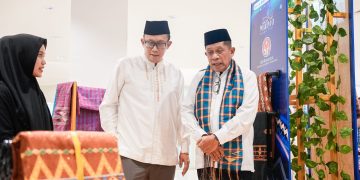 Wagub Sultra, Ir Hugua bersama Kepala KPw BI Sultra, Edwin Permadi mengunjungi salah satu UMKM di Sultra Maimo Sharia Fest 2026