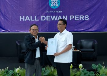 Ketua Dewan Pers, Komaruddin Hidayat menyerahkan Usulan Pandangan dan Pendapat Dewan Pers terhadap Perubahan Undang-Undang Nomor 28 Tahun 2014 tentang Hak Cipta  kepada Menteri Hukum Republik Indonesia Supratman Andi Atgas saat acara Diskusi RUU Hak Cipta Dewan Pers di Hall Dewan Pers, Jakarta